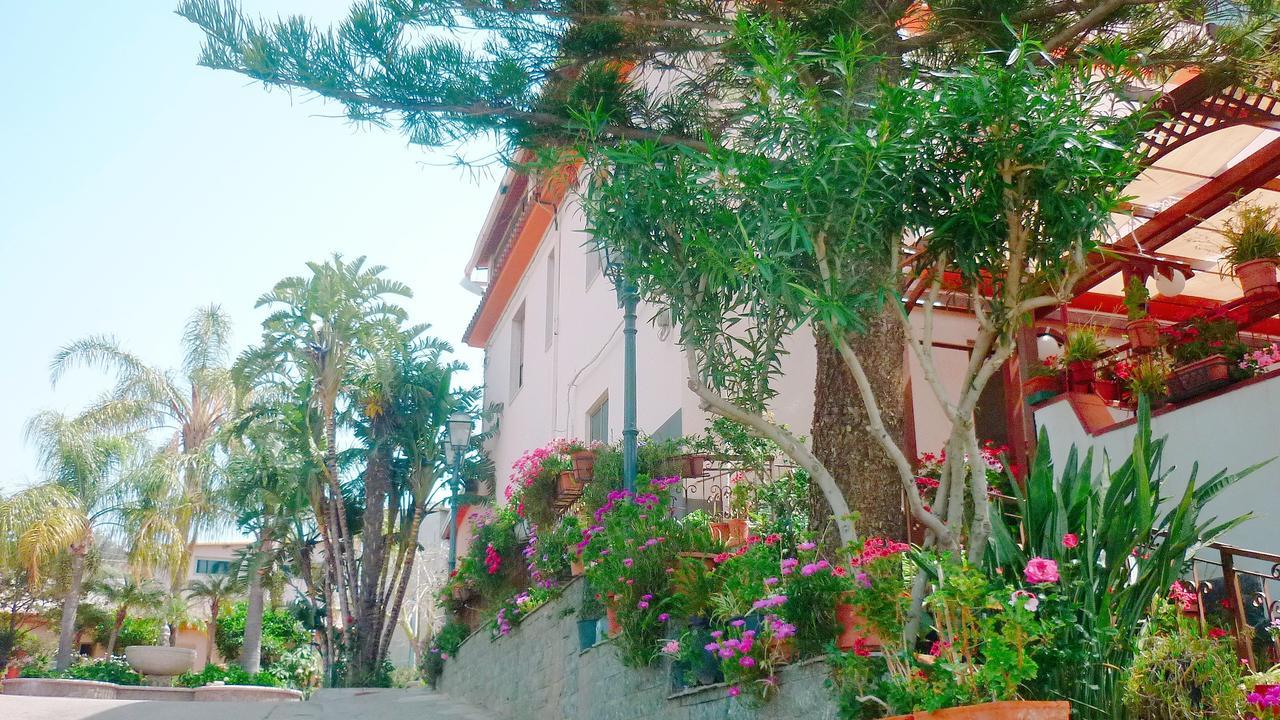 PARADISO Hotel Ristorante Riaci Capo Buitenkant foto
